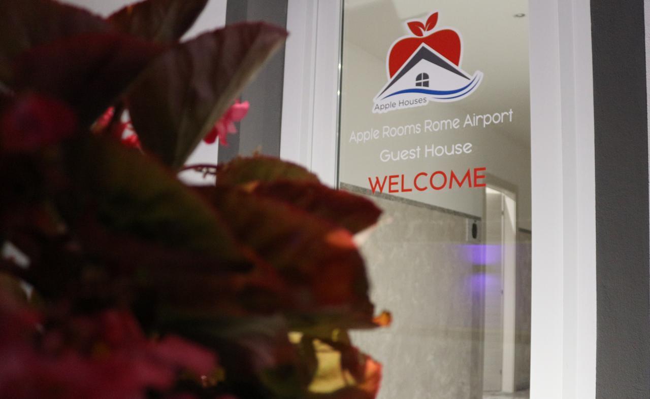 Apple Rooms Rome Airport Fiumicino Buitenkant foto The entrance to the airport's guest house
