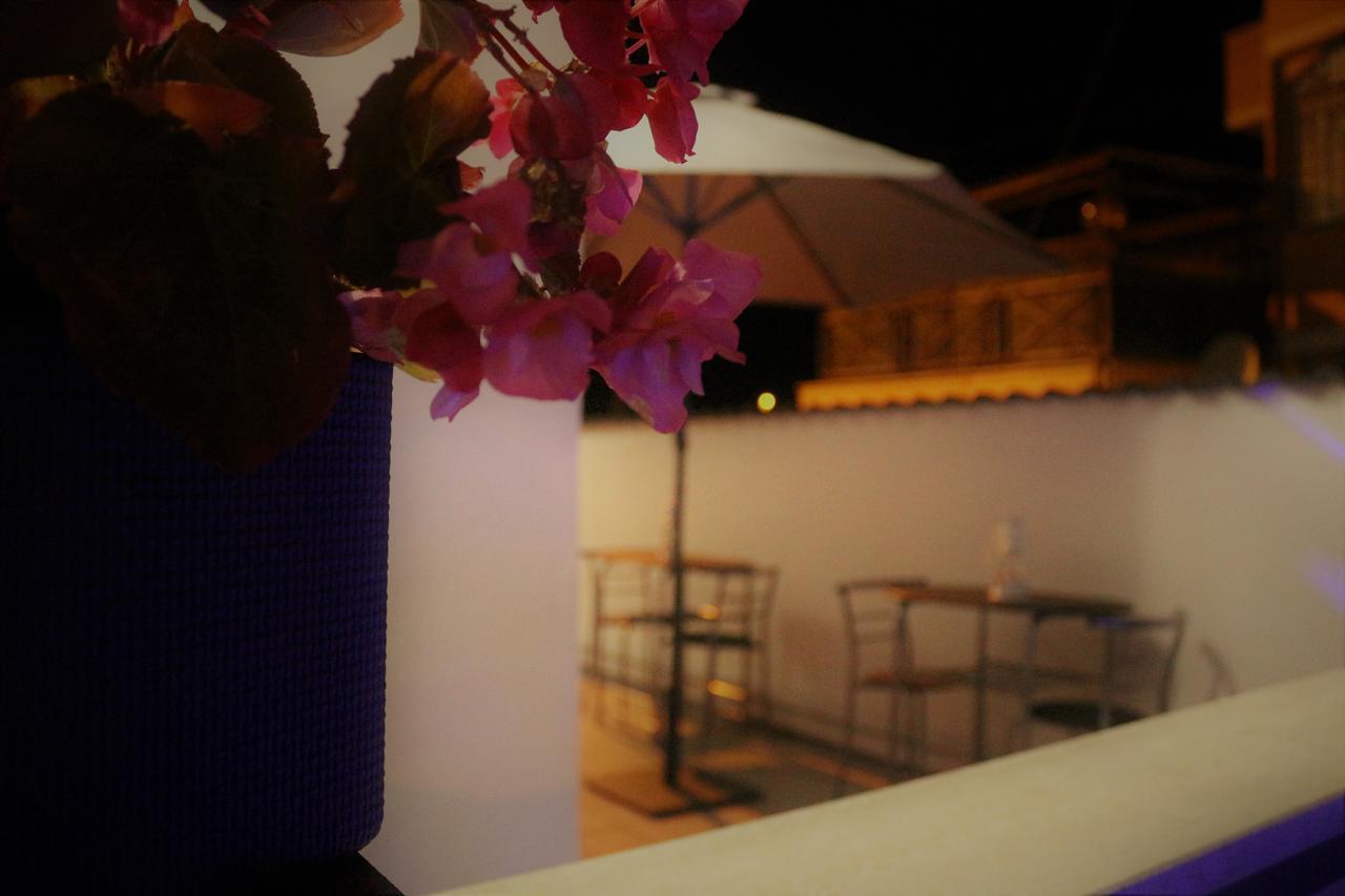 Apple Rooms Rome Airport Fiumicino Buitenkant foto A restaurant in the city