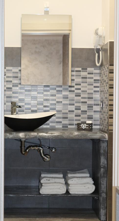 Apple Rooms Rome Airport Fiumicino Buitenkant foto A modern bathroom