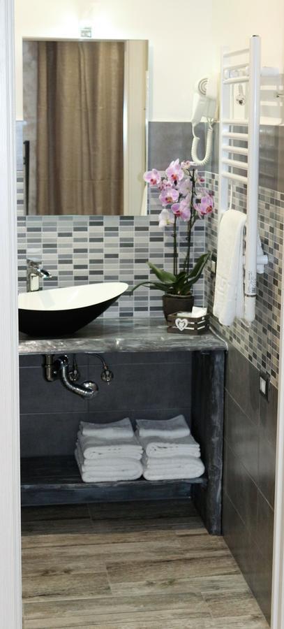 Apple Rooms Rome Airport Fiumicino Buitenkant foto A modern bathroom