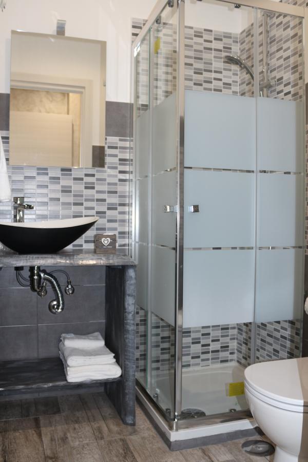 Apple Rooms Rome Airport Fiumicino Buitenkant foto A shower enclosure