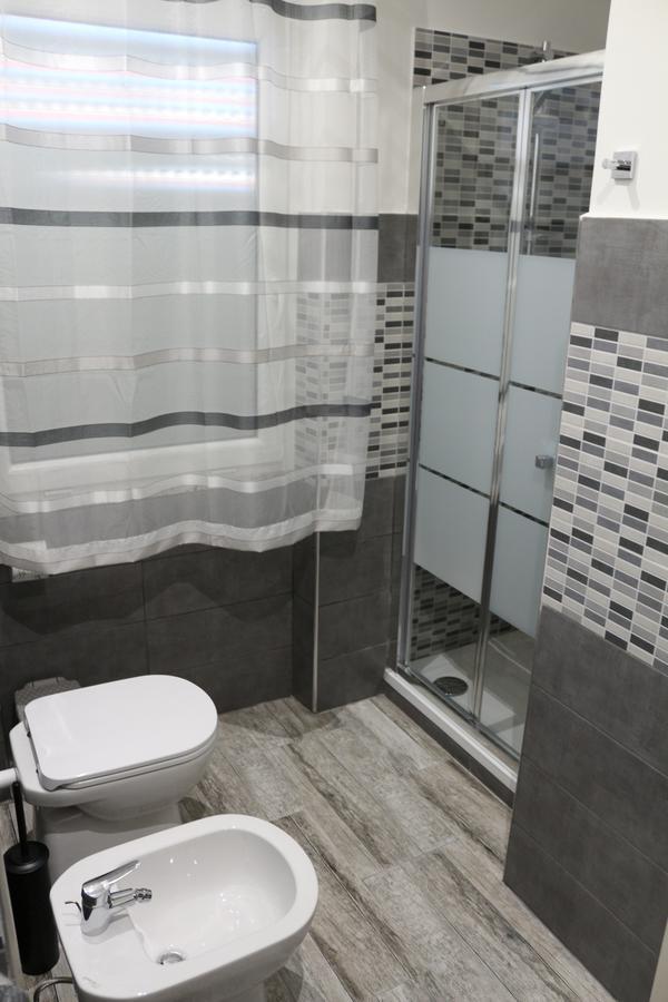 Apple Rooms Rome Airport Fiumicino Buitenkant foto A shower curtain