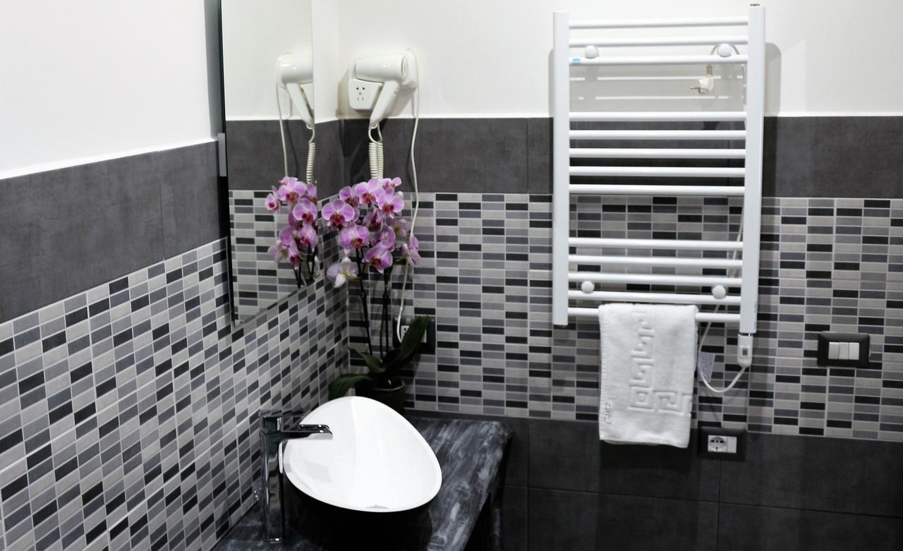 Apple Rooms Rome Airport Fiumicino Buitenkant foto A heated towel rail