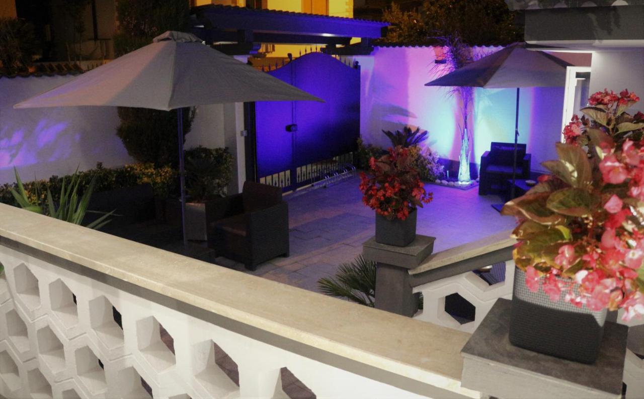 Apple Rooms Rome Airport Fiumicino Buitenkant foto The Terrace at the Beverly Hills Hotel