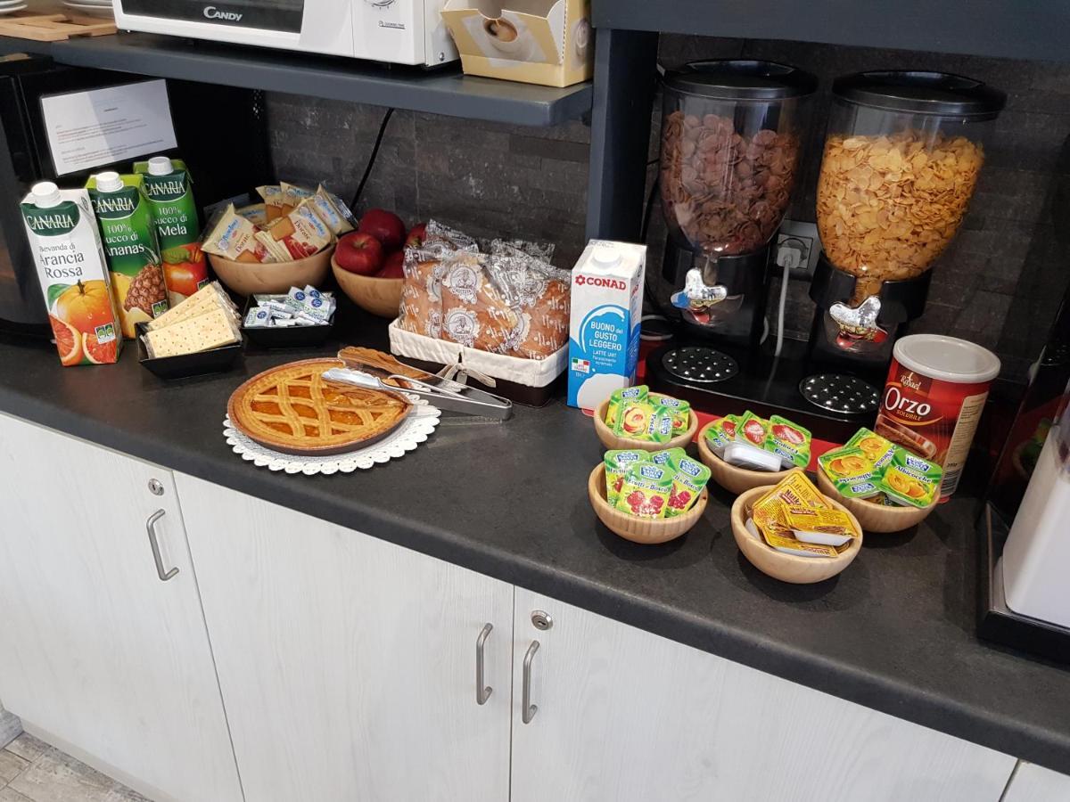 Apple Rooms Rome Airport Fiumicino Buitenkant foto A typical breakfast buffet