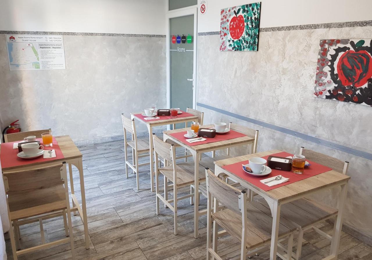 Apple Rooms Rome Airport Fiumicino Buitenkant foto A typical dining room in a shelter