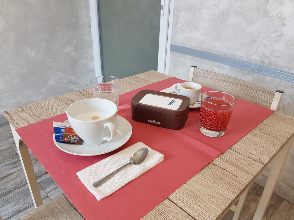Apple Rooms Rome Airport Fiumicino Buitenkant foto A typical Italian breakfast