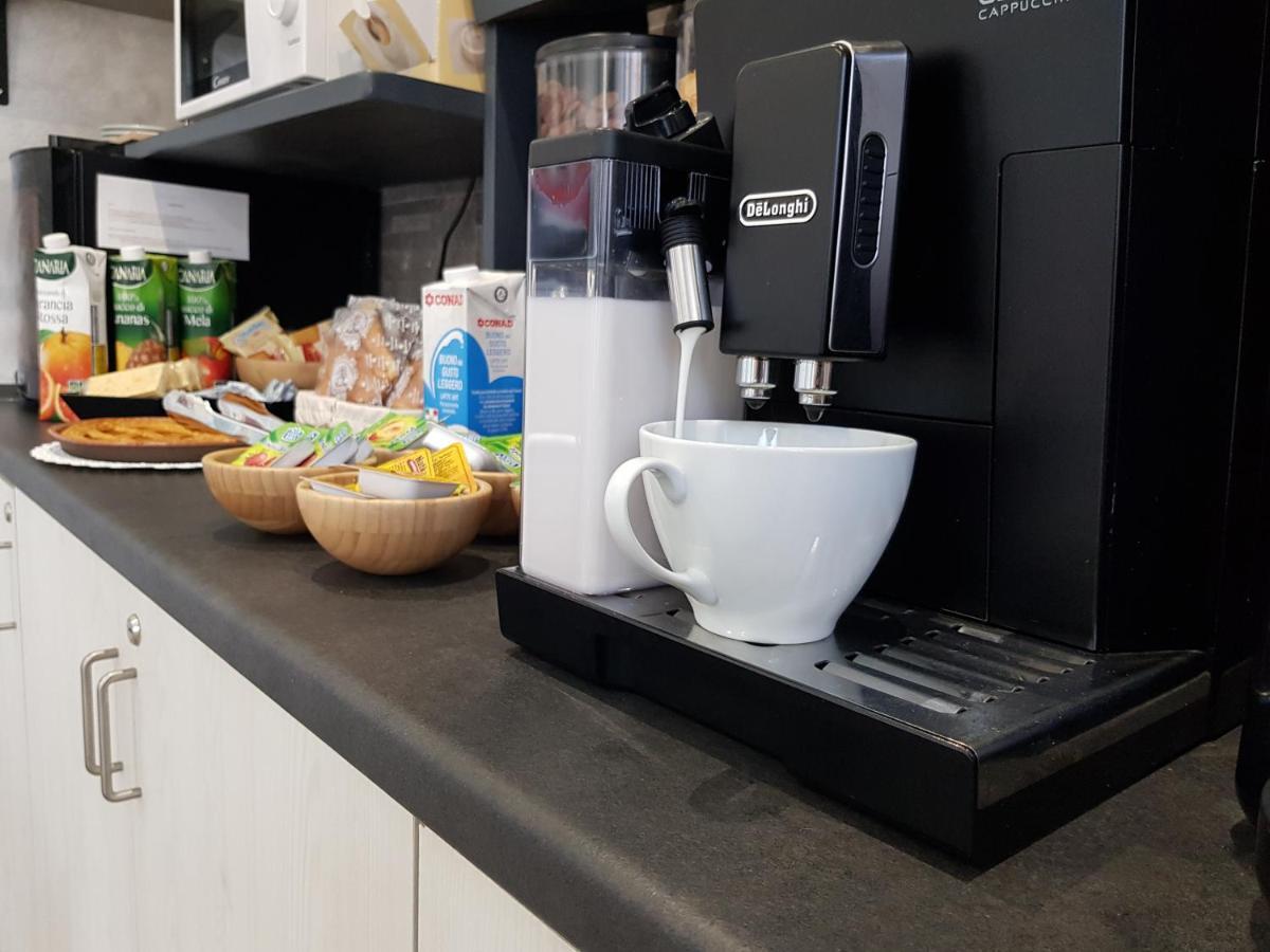 Apple Rooms Rome Airport Fiumicino Buitenkant foto A coffee machine