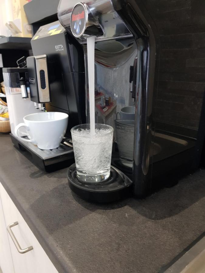 Apple Rooms Rome Airport Fiumicino Buitenkant foto A water dispenser