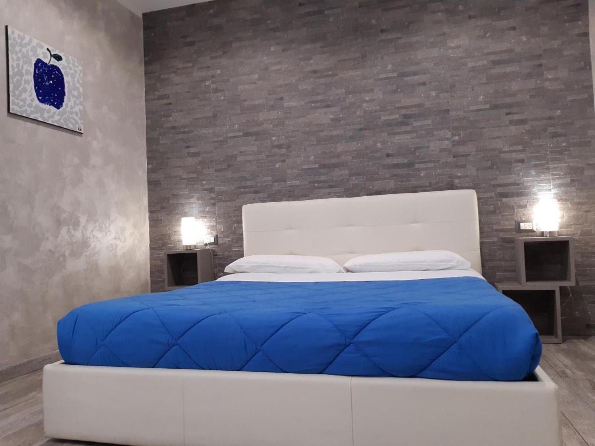Apple Rooms Rome Airport Fiumicino Buitenkant foto A bed