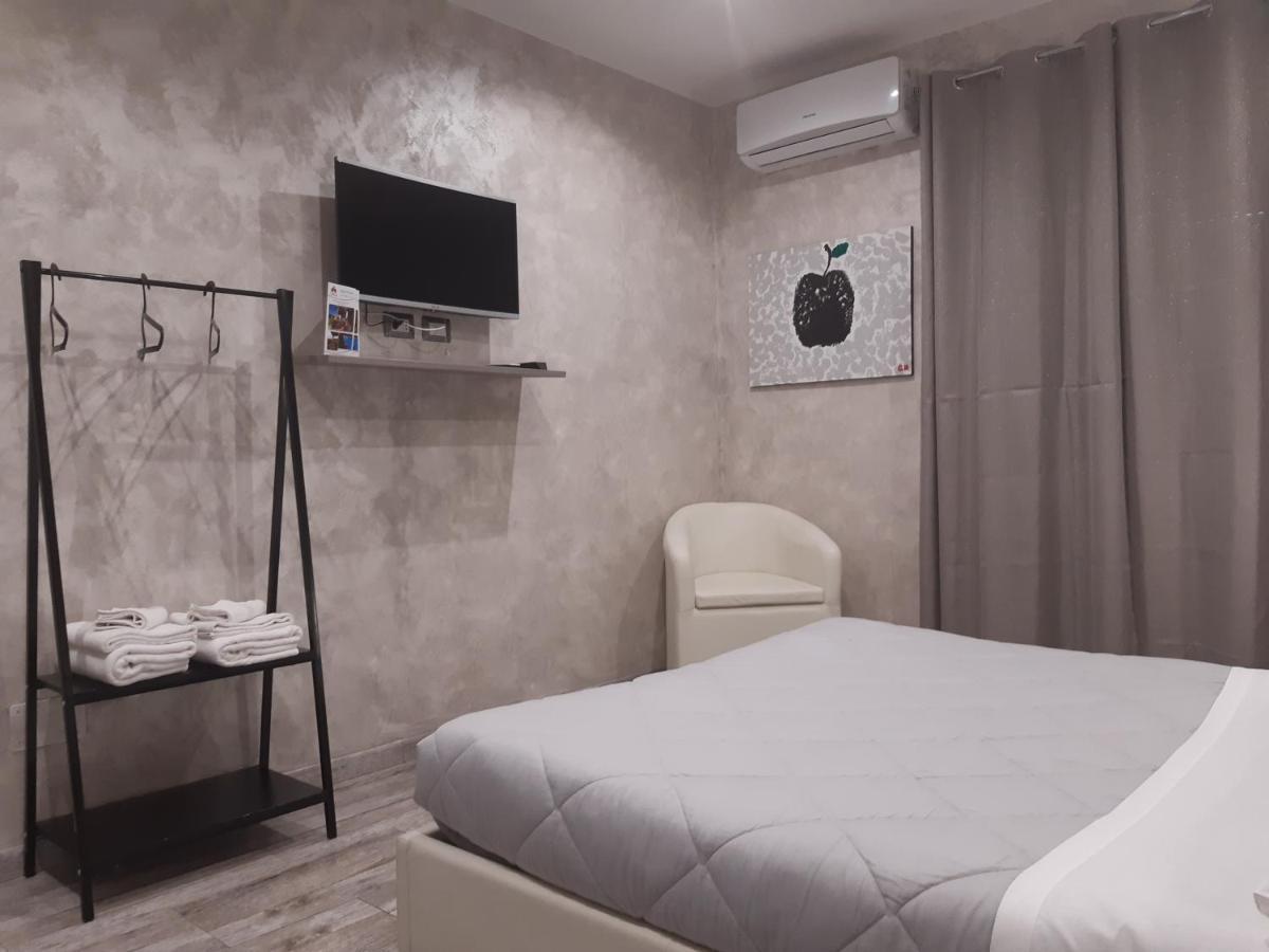 Apple Rooms Rome Airport Fiumicino Buitenkant foto A room at the hotel