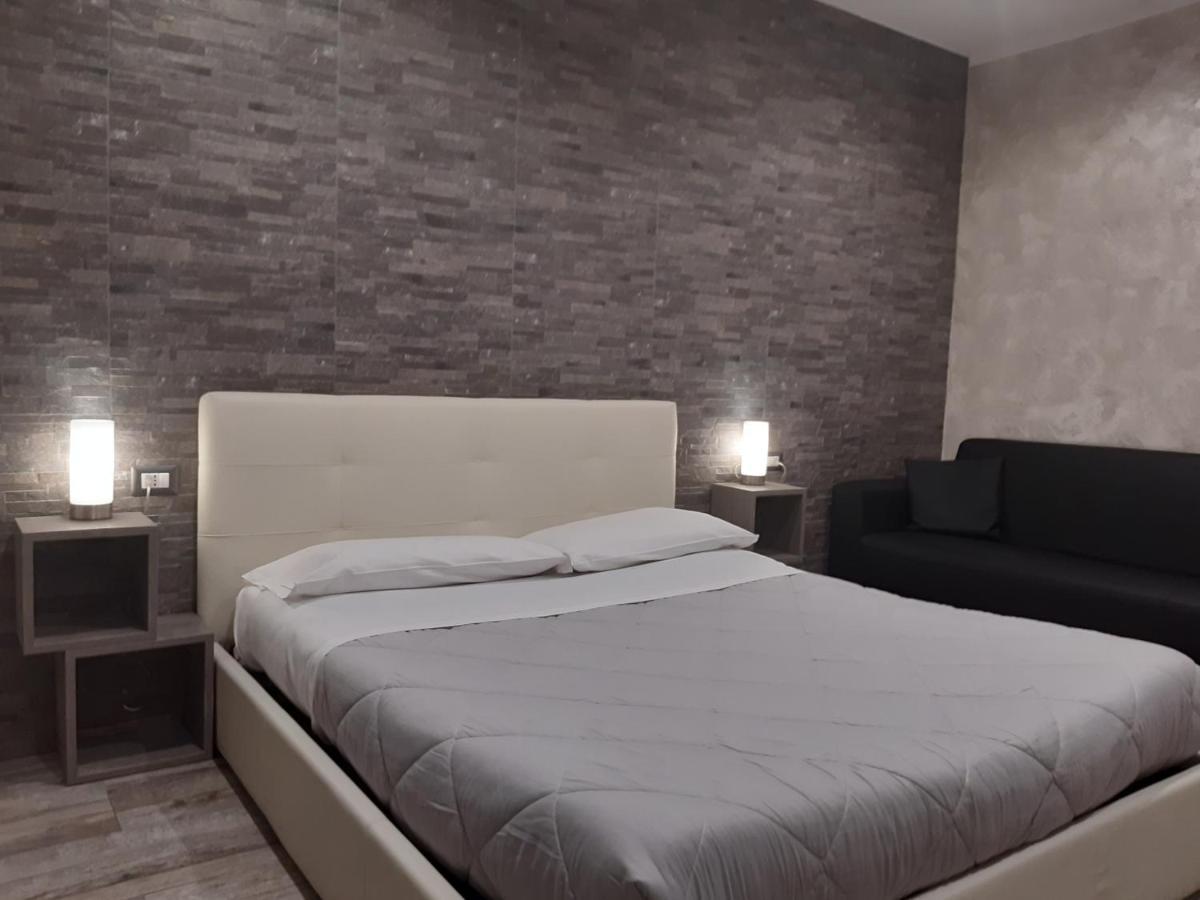 Apple Rooms Rome Airport Fiumicino Buitenkant foto A bedroom
