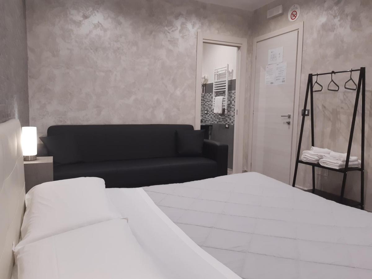 Apple Rooms Rome Airport Fiumicino Buitenkant foto A room at the hotel