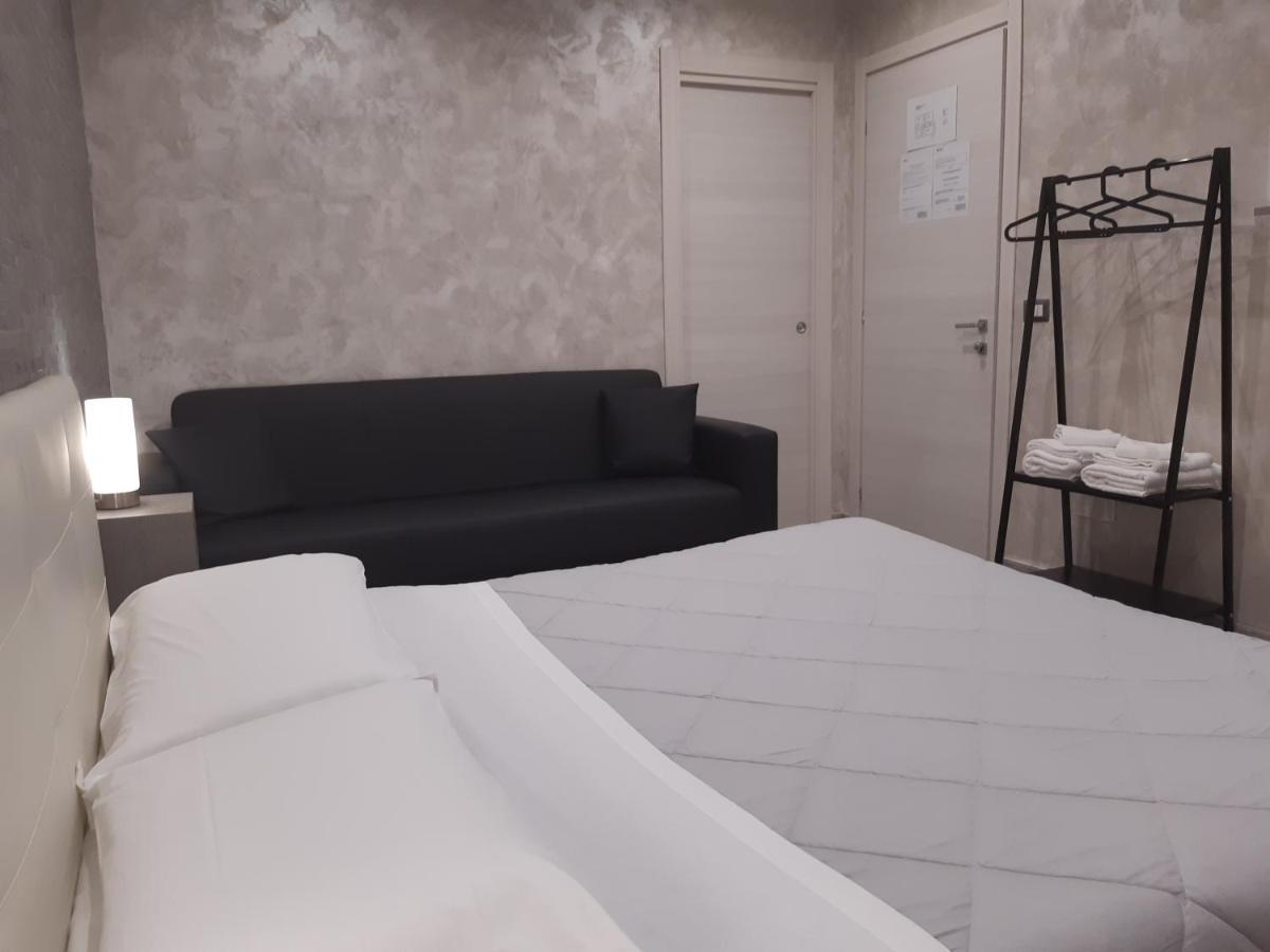 Apple Rooms Rome Airport Fiumicino Buitenkant foto A room at the hotel