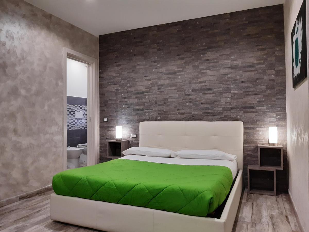 Apple Rooms Rome Airport Fiumicino Buitenkant foto A bedroom