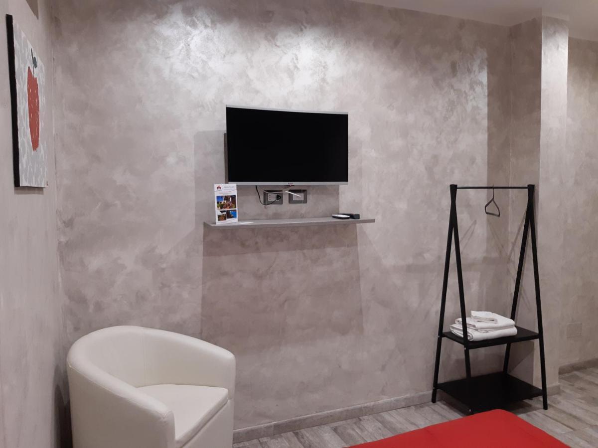Apple Rooms Rome Airport Fiumicino Buitenkant foto A room at the hotel