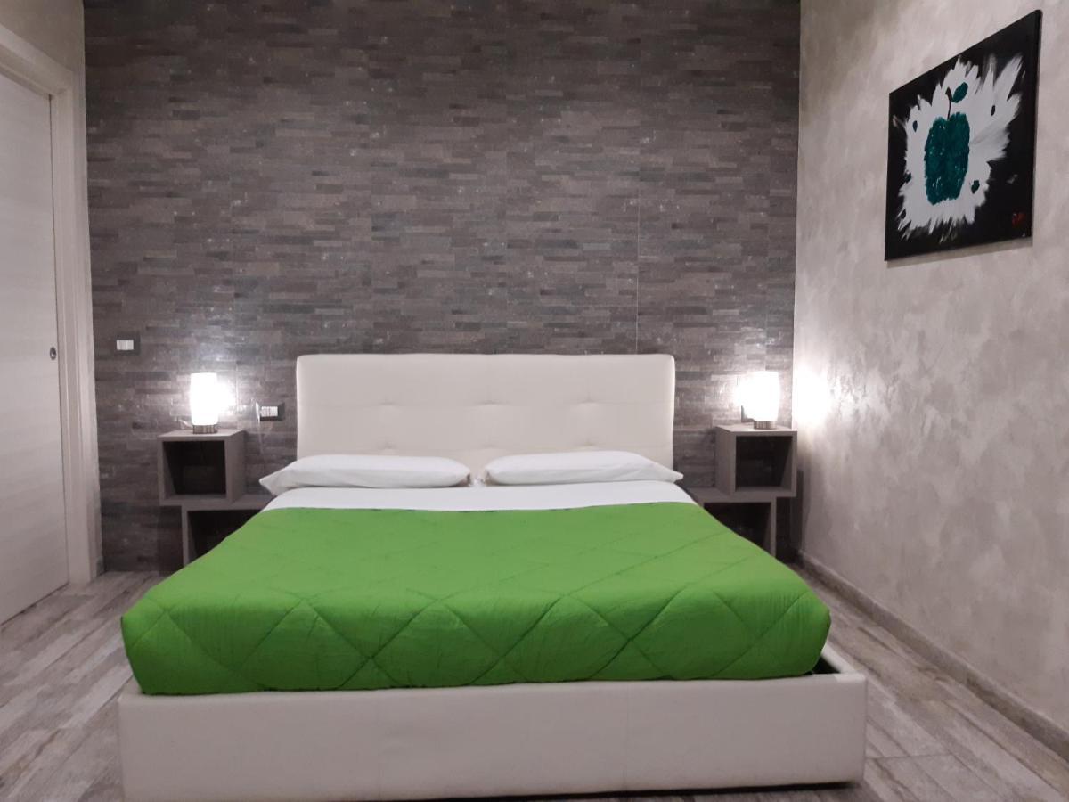 Apple Rooms Rome Airport Fiumicino Buitenkant foto A bedroom