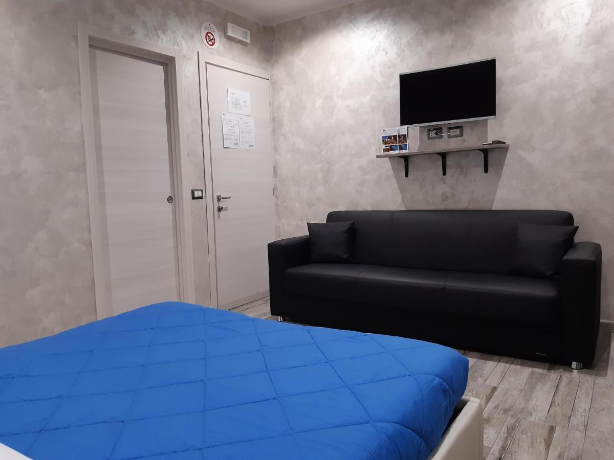 Apple Rooms Rome Airport Fiumicino Buitenkant foto A room at the station