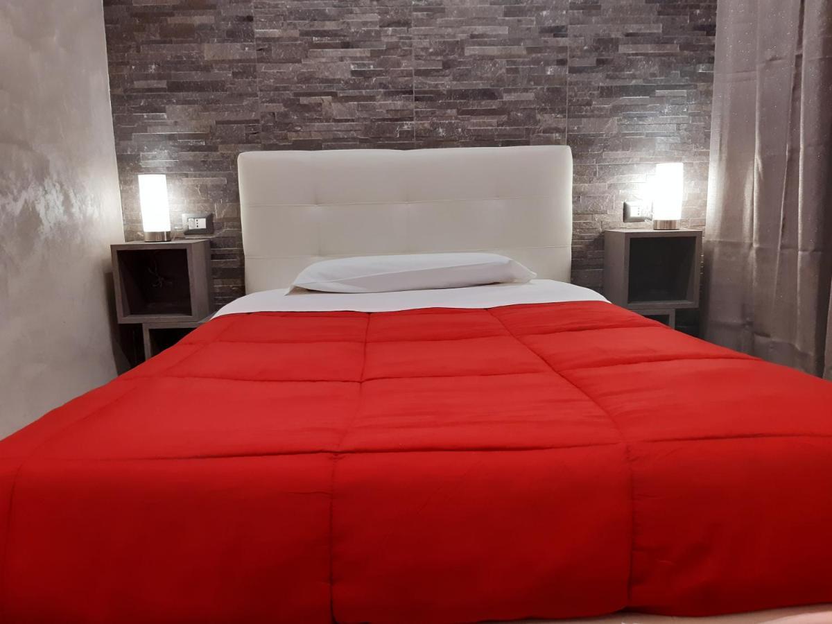 Apple Rooms Rome Airport Fiumicino Buitenkant foto A bed with a duvet